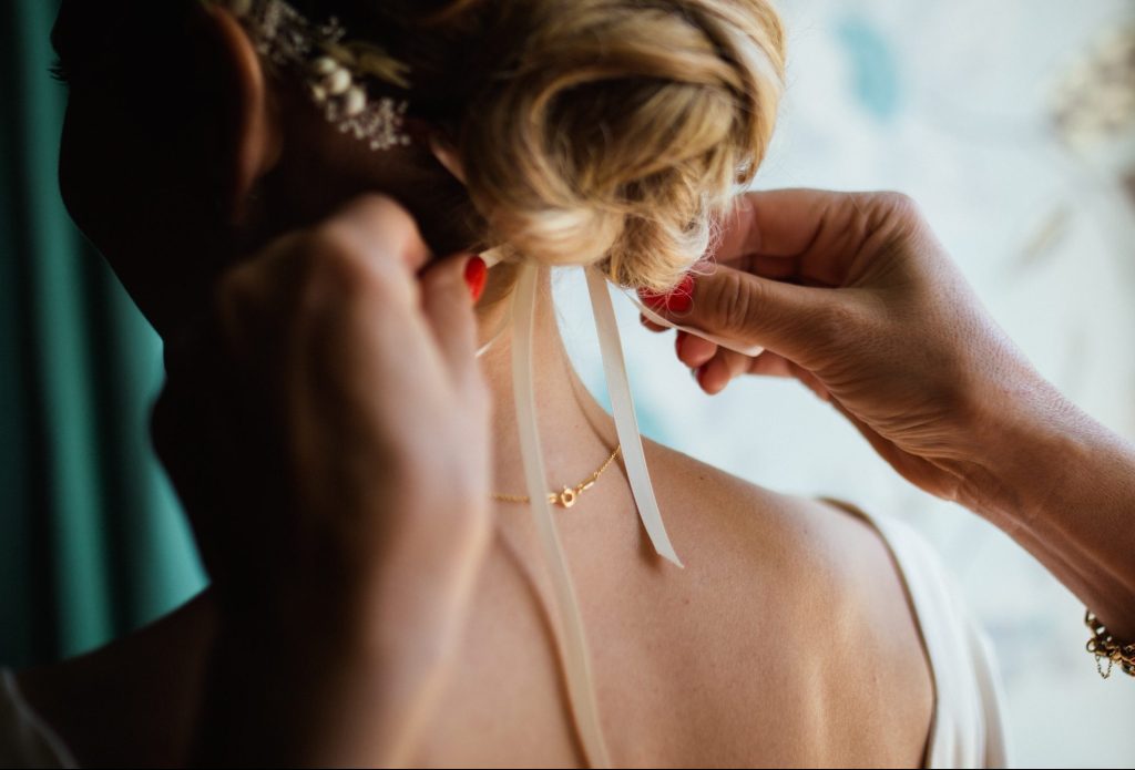 tying-hair-1846171